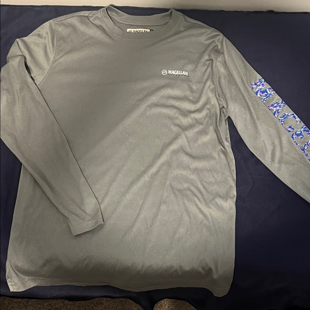 Magellan Outdoors Gray Long Sleeve Tee with Blue Pattern